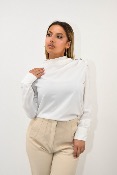 Blouse blanche avec détails boutons argent sur l'épaule