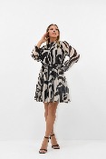 Robe courte avec ceinture à la taille