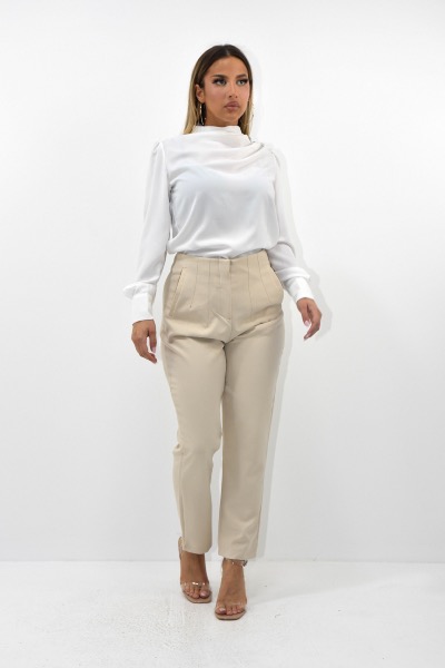 Blouse blanche avec détails boutons argent sur l'épaule
