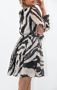 Robe courte avec ceinture à la taille