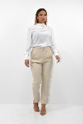 Blouse blanche avec détails boutons argent sur l'épaule